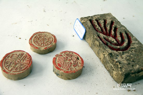 孩子们制作完成的瓦当作品.