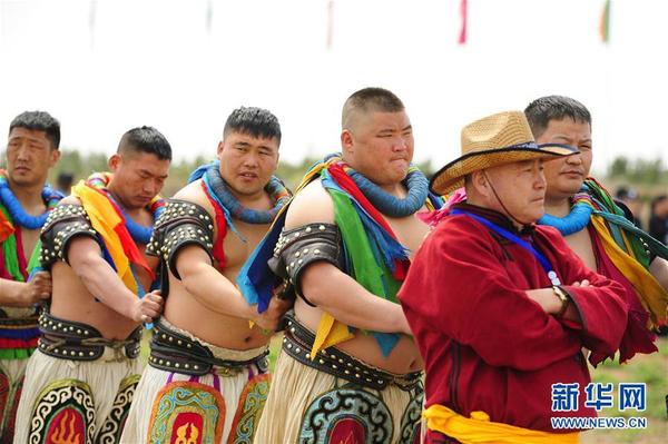当日11时许,赛场上响起悠扬的蒙古族长调民歌,搏克手依照传统习俗入场