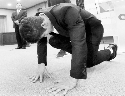 朴泰桓下跪给韩泳协出难题 要面子还是看成绩?