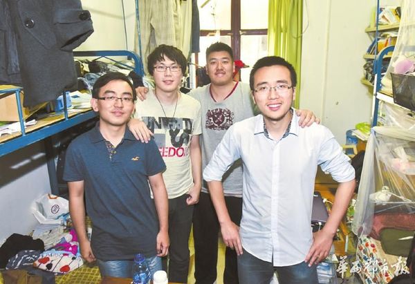 四川大学学霸寝室的4名室友在寝室里合影