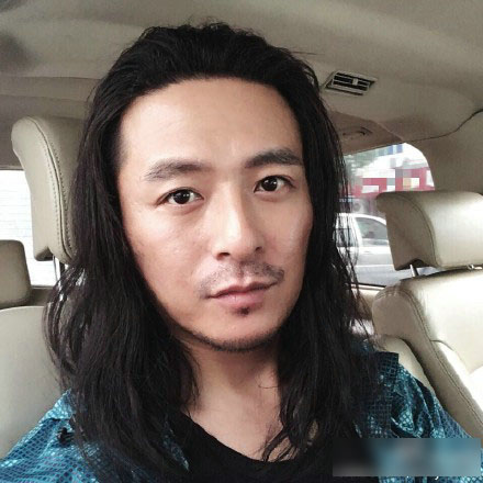 朱雨辰曝长发披肩照 网友:还不是纯女子