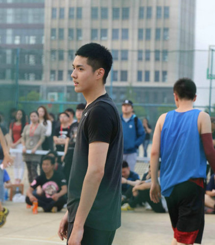 吴亦凡校园打球姿势太帅 直接把球场变t台