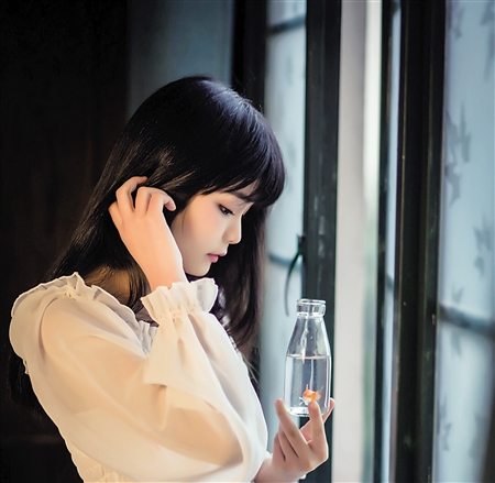 16岁重庆美女唱古风歌曲俘虏百万粉丝火出国门