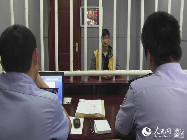 警方在审讯犯罪嫌疑人