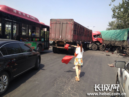 307国道藁城段:三车相撞 未造成人员受伤