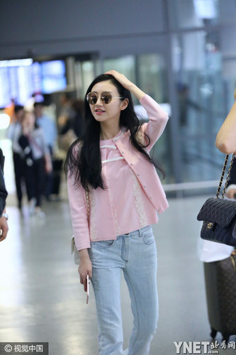 人如其名景甜粉嫩现身机场笑容略带羞涩
