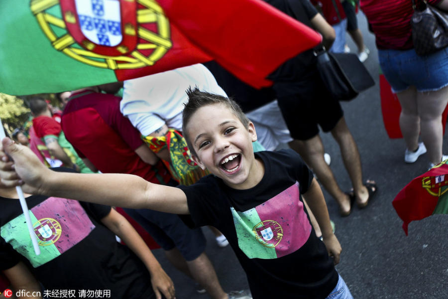 波兰葡萄牙球迷助威萌娃抢镜美女如云