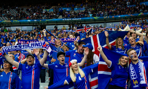 冰岛球迷不离不弃