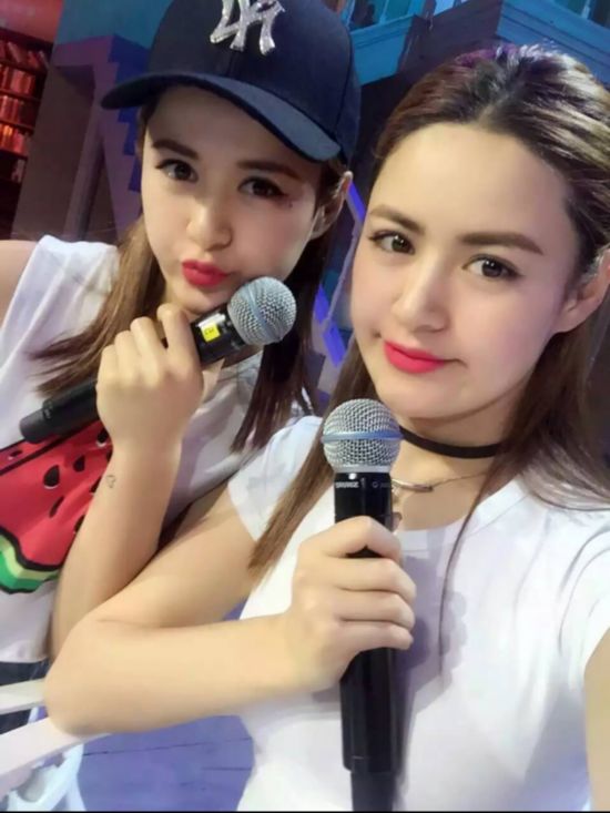 混血双胞胎姐妹花亮相2016彝族火把节