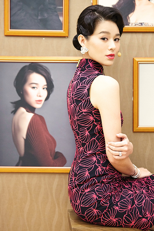 胡杏儿《跨界歌王》穿旗袍唱跳 网友赞唱功了得