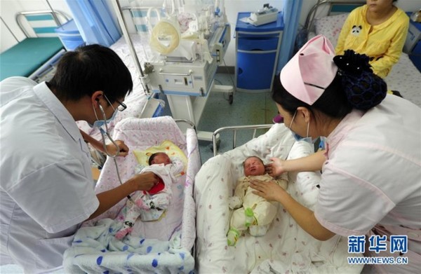 7月12日,宣城市妇女儿童医院的医护人员为两名"洪水宝宝"进行身体检查