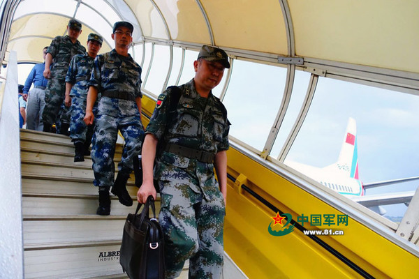 当地时间7月14日,中国军队工作组抵达乌干达恩德培机场