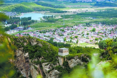 大水峪村鸟瞰保存尚好的敌楼大水峪村人称"怀柔第一关",主要因其地理