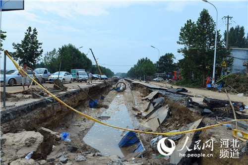 张梦琪 摄 7月19日的暴雨夜里,七里河的河水,漫过河堤决口,冲向了村庄