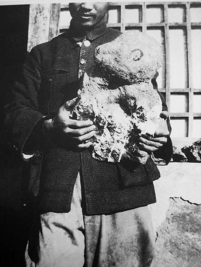 裴文中抱着发现的第一个北京人头骨留影