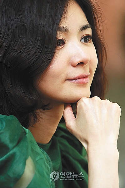 在《妻子的诱惑》(2008年)里,"人鱼小姐"张瑞希驾轻就熟地演绎复仇.