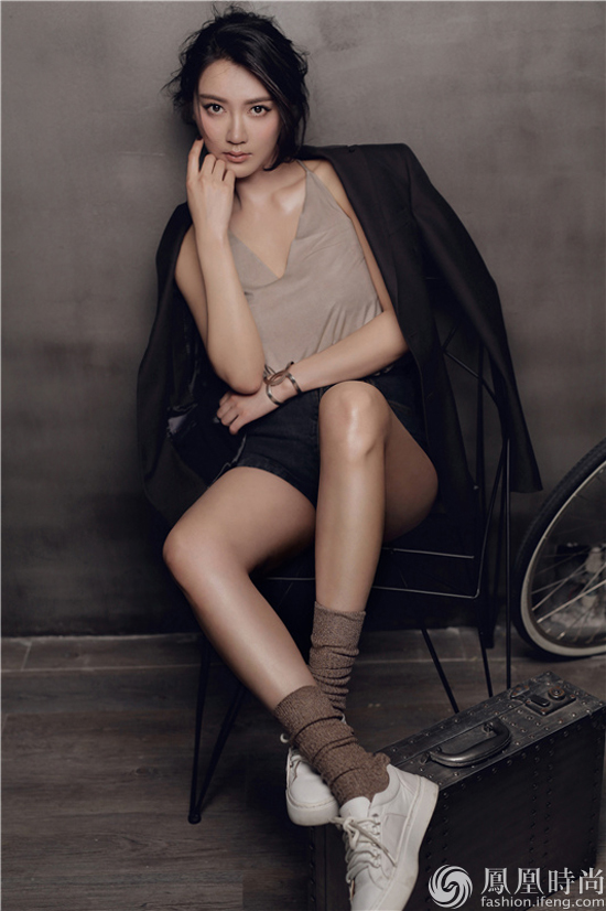 月神逯恣祯写真曝光网友气质好才能撑起极简主义