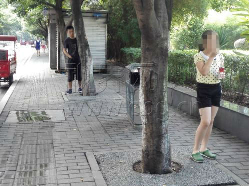 重庆一男子尾随年轻女子做不雅动作 疑精神有问题