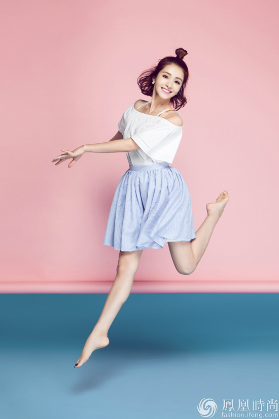 人鱼公主麦迪娜丸子头写真赤脚起舞笑靥如花