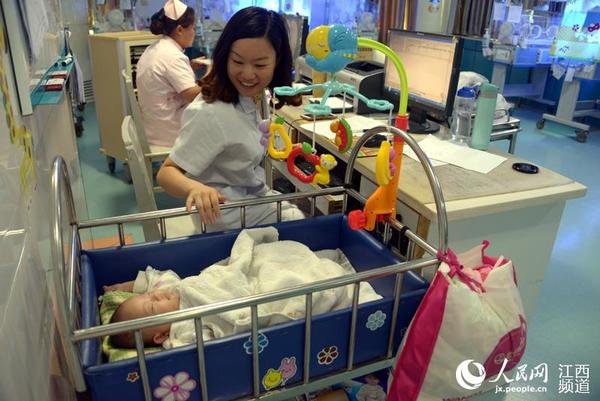 南昌:新生女婴被弃医院 医护人员当起"爹妈" 女婴已被好心人收养