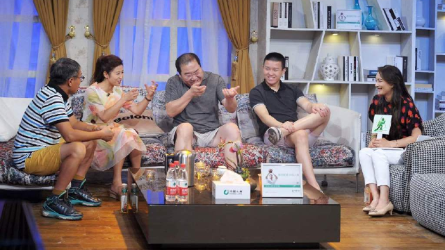 英达携小儿子上节目 父子俩好像！