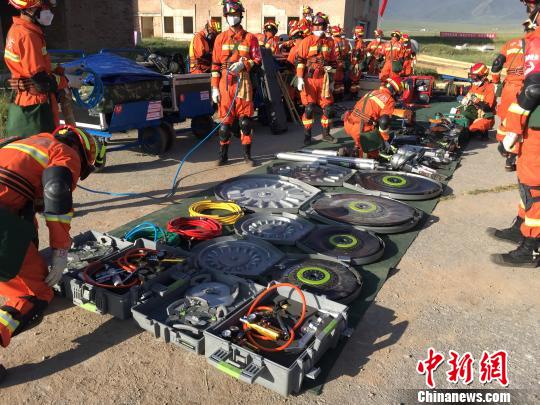 地震救援演练中的搜救"神器"(图)