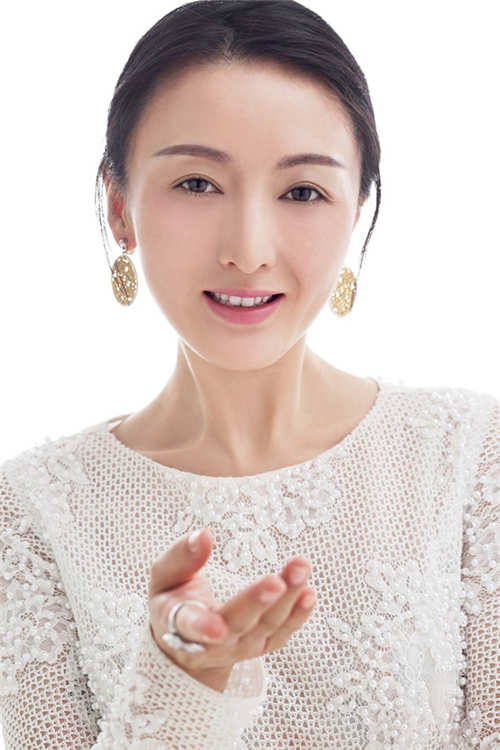 柜中美人小何晴曝写真白皇后姿色尽显