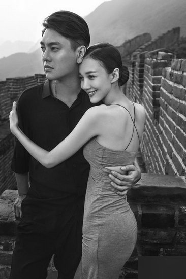 甜蜜晒爱朱孝天韩雯雯十指紧扣游长城