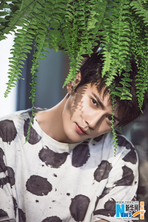 猎人》中扮演大反派tommy的徐正曦,近日曝光了一组浓浓绿意的时尚大片
