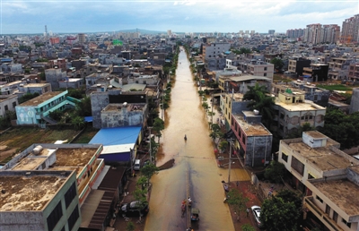 8月19日,临高县临城镇被淹,积水严重.