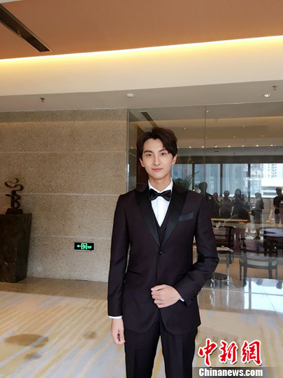 牛骏峰亮相新剧发布会 俊逸不凡俘获迷妹