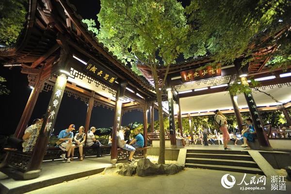 位于断桥白堤入口处的云水光中水榭临湖而筑,黛瓦朱栏,是湖畔著名水榭