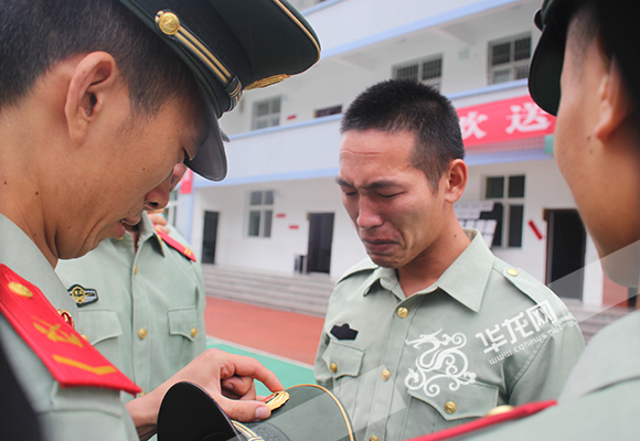 武警重庆总队五支队举行退伍老兵向军旗告别和卸警衔仪式.
