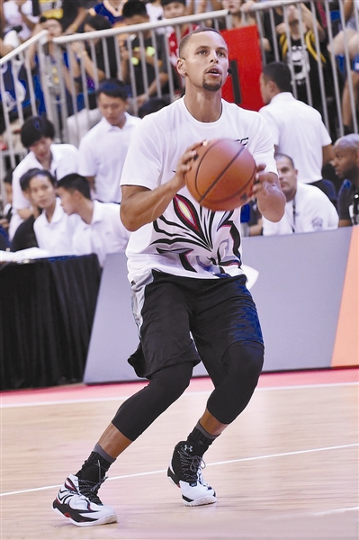 9月3日,2016年库里中国行广州站,库里现场表演投篮. 网络图片