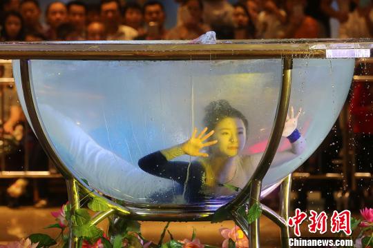 孙菲在水缸中表演. 泱波 摄