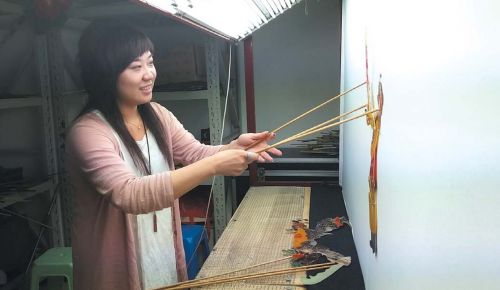 原标题:济南口述史:李家皮影演绎百年传奇故事 李娟在表演皮影戏"孙