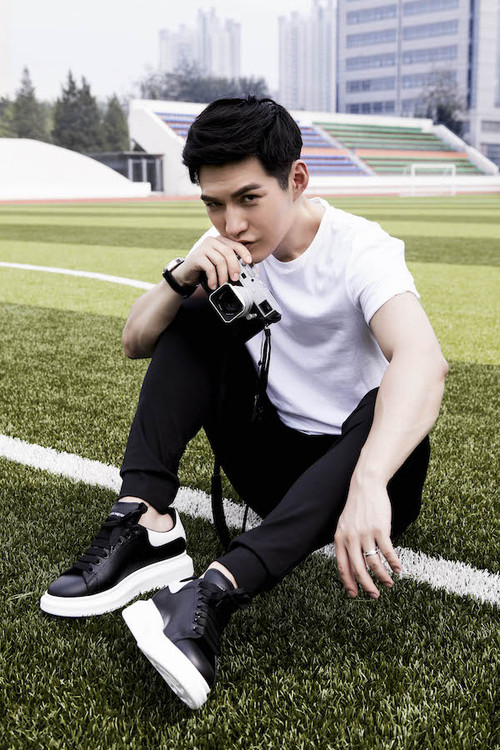 照片中严屹宽的"侧颜杀"优雅帅气,目光相对时的眉眼温柔,手举相机又带