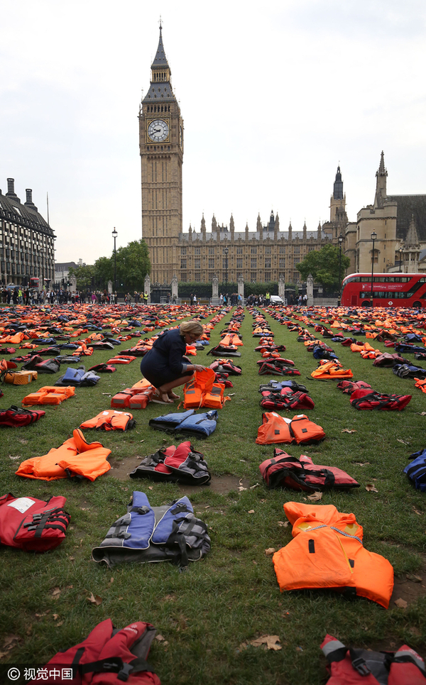 伦敦议会广场摆放2500件救生衣 响应联合国难民问题峰会(组图)