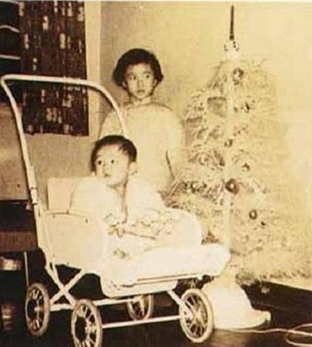 图:周星驰一周岁拍照留念,旁边是他的姐姐周文姬.