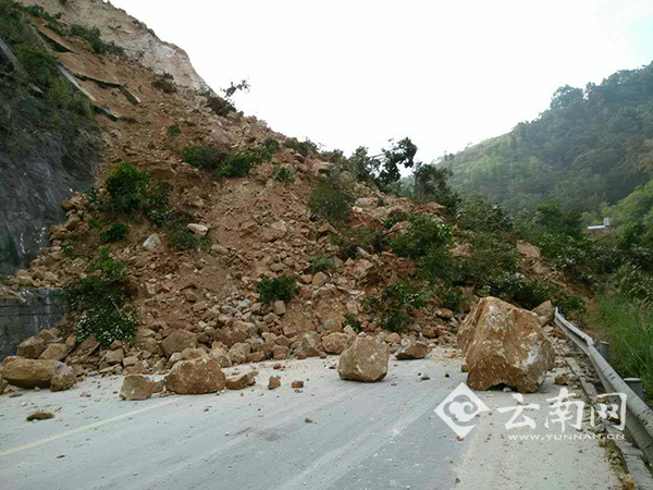 祥临二级公路云县茂兰段山体滑坡导致交通中断
