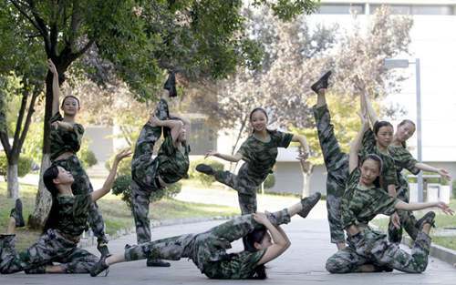 舞蹈系的學妹們軍訓空隙都這樣幹這麼多腿都看花眼了