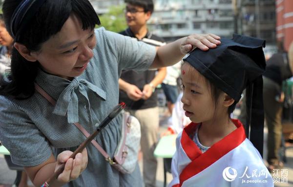 高清图南昌300名小学新生穿汉服点朱砂行开蒙礼