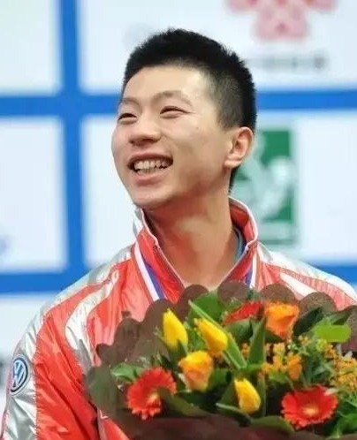 有内涵的小眼睛,加上虔诚的手势,是不是和地主家傻儿子马龙一毛一样!