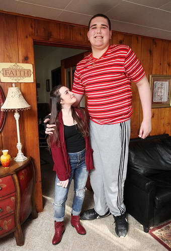 美19岁男孩身患巨人症身高达2米35超过姚明