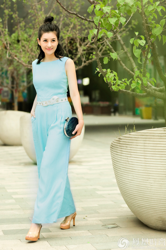 陈真希曝街拍大片笑容灿烂清新十足