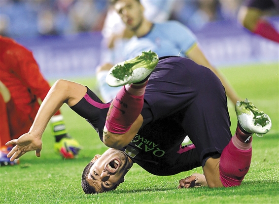 苏亚雷斯摔得人仰马翻