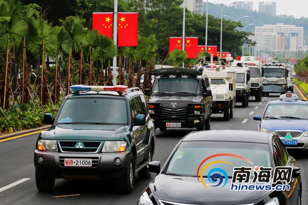 武警海南省总队巡逻车辆在重要路段巡逻防控(通讯员周奕摄)