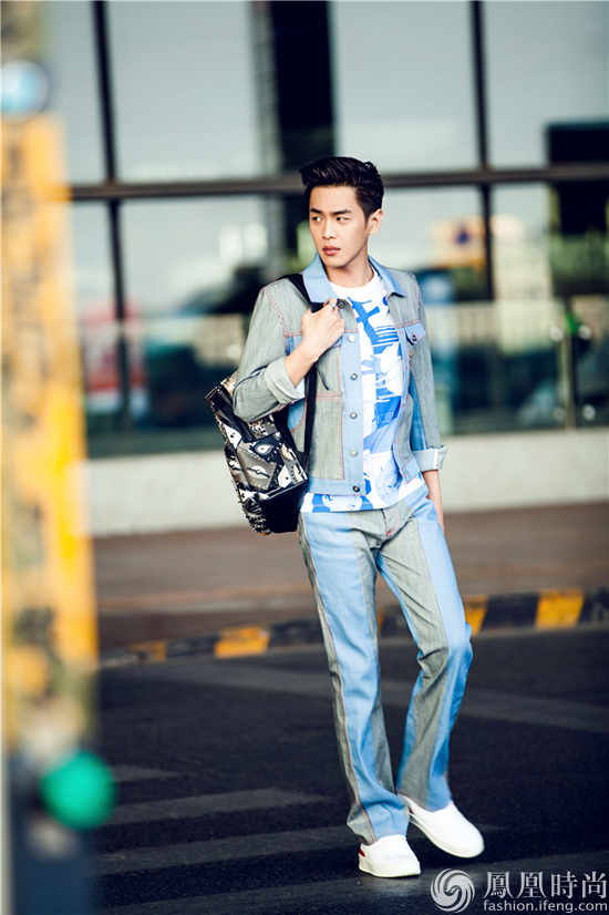 张若昀变乖张玩趣大男孩街拍玩转卡通几何元素