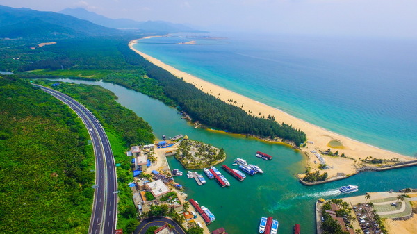 瞰海南:牛岭滨海公路串起海南"最美海岸线"(组图)