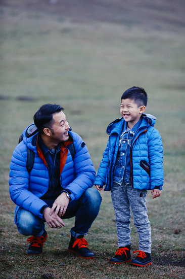 小暖男安吉帮沙溢洗婚戒 网友感叹:胡可好幸福